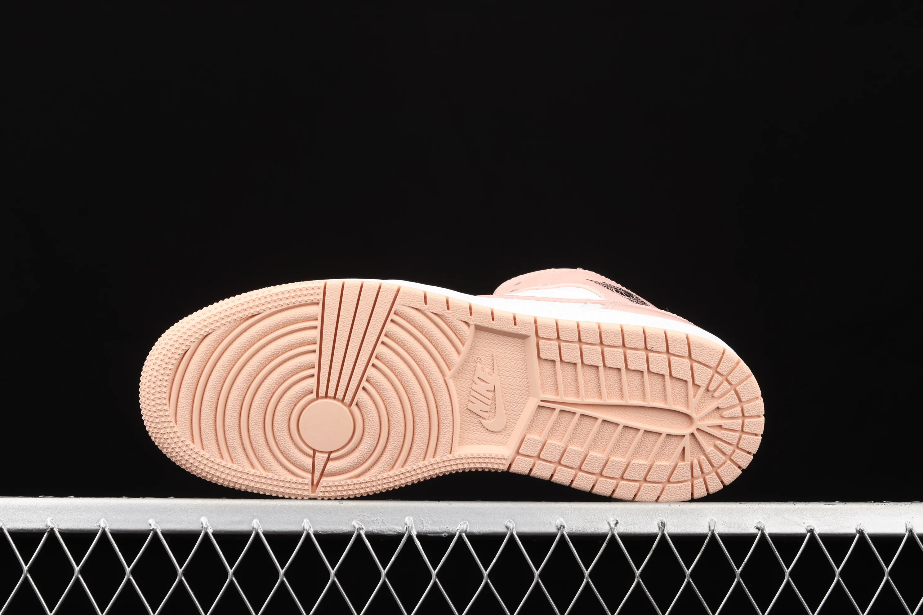 All categories Air Jordan Jordan series basketball shoes Air Jordan 1 Mid G version pure original Air Jordan 1 Mid AJ1 Joe 1 black and white powder Zhongbang basketball shoes 554725-133